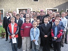 Ministranci z ks. biskupem Józefem Kupnym. (2006)