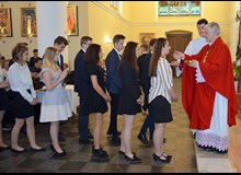 Młodzież naszej parafii przyjmuje sakrament bierzmowania z rąk biskupa Marka Szkudło - 07.05.2018