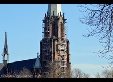 Trwa remont wieży kościoła.