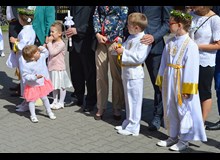 Dzieci przystępują do Wczesnej Komunii św.