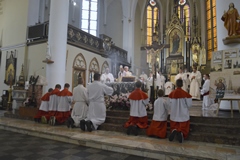 150-lecie poświęcenia kościoła - z okazji święta św. Marcina, patrona ministrantów, ministranci sprzedawali rogale marcińskie