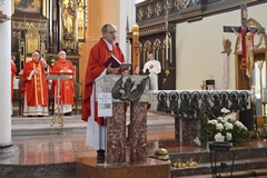 Msza św. z okazji 33 rocznicy święceń kapłańskich ks. proboszcza, którą sprawował biskup Piotr Greger wraz z księżmi rocznika święceń. (16.05.2022)