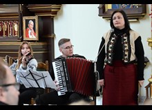 Ukraiński zespół muzyczny <b>„Czeremszyna”</b> pochodzący z <b>Tarnopola.</b> (2022.10.23)
Swoim śpiewem chcą wyrazić wdzięczność obywatelom Polski za pomoc, którą udzielają przybyłym z <b>Ukrainy.</b>