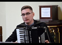Ukraiński zespół muzyczny <b>„Czeremszyna”</b> pochodzący z <b>Tarnopola.</b> (2022.10.23)
Swoim śpiewem chcą wyrazić wdzięczność obywatelom Polski za pomoc, którą udzielają przybyłym z <b>Ukrainy.</b>